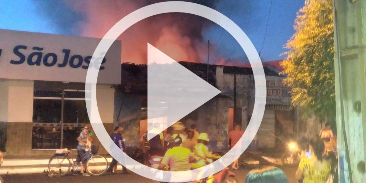 Bombeiros tentam controlar incêndio no centro de Caxias 