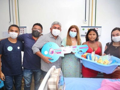 BEBÊ PREFEITO: Primeira criança nascida na 11ª Semana Municipal do Bebê recebe chave da cidade das mãos do prefeito Dr. Zé Francisco