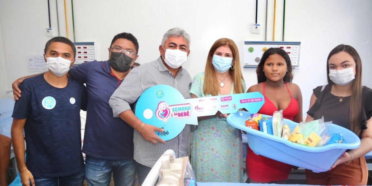 BEBÊ PREFEITO: Primeira criança nascida na 11ª Semana Municipal do Bebê recebe chave da cidade das mãos do prefeito Dr. Zé Francisco