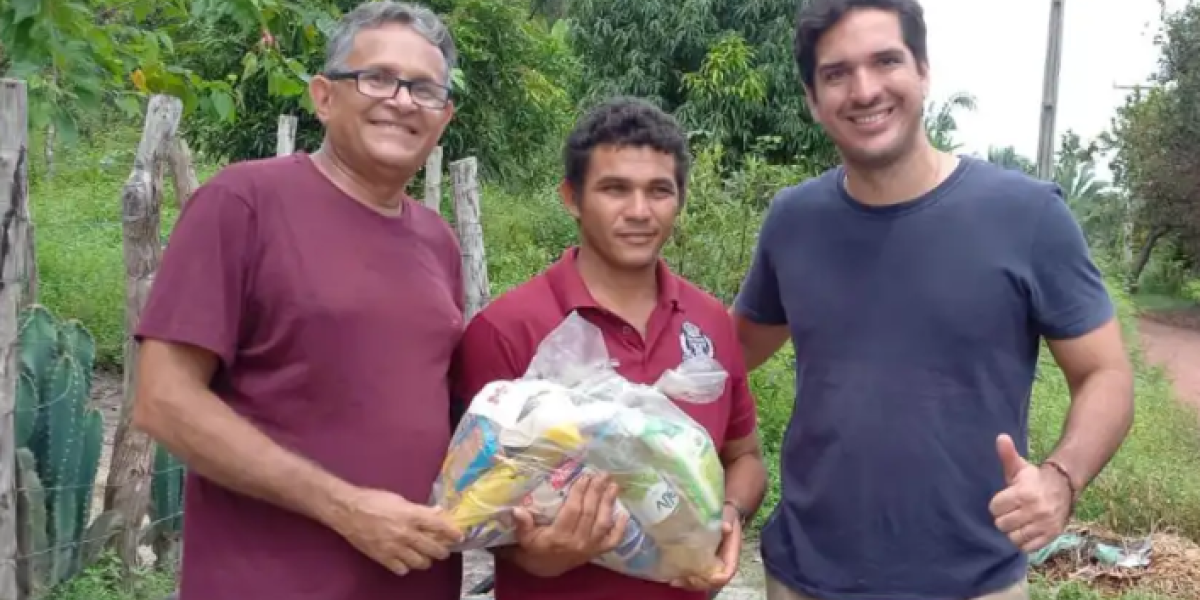 Líder político  Gabriel Tenório finaliza Domingo de Páscoa  entregando alimentos na zona rural de Matões 