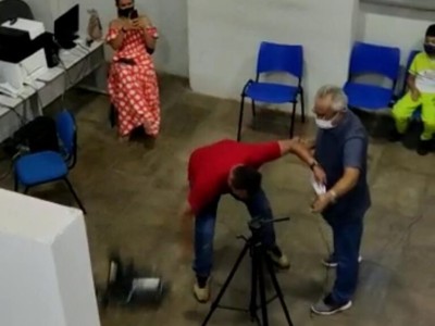 Ex-prefeito Paulo Marinho agride equipe de TV em Caxias