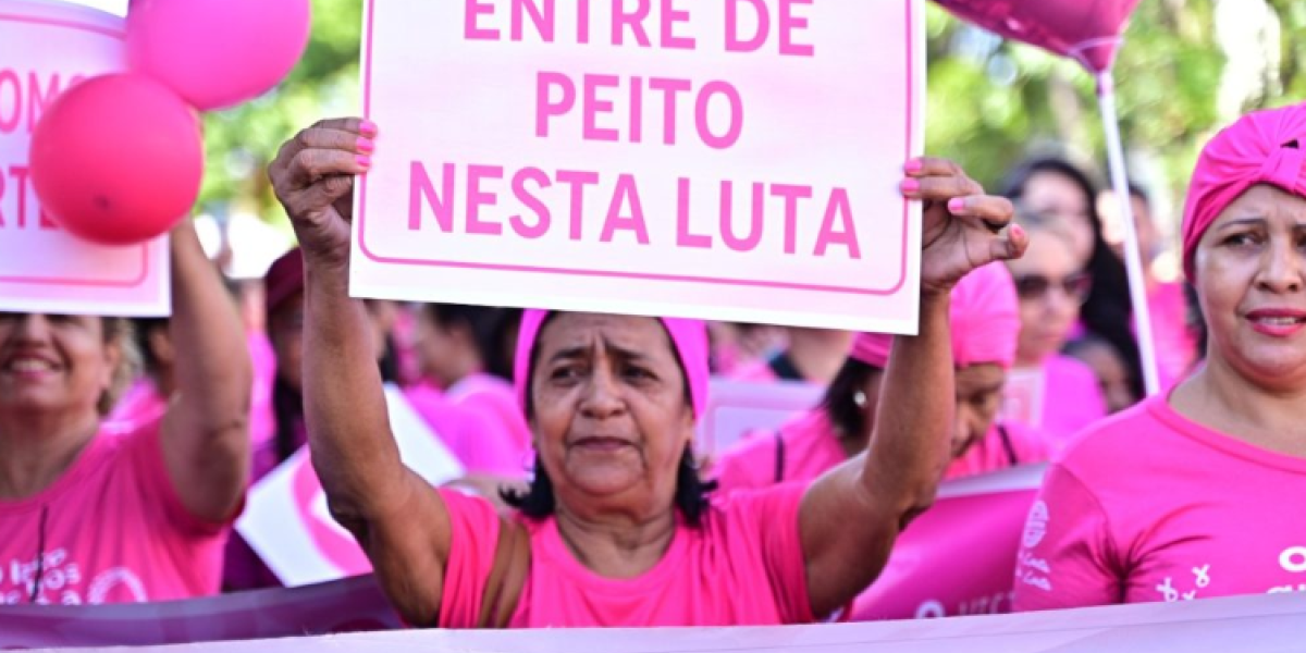 Caminhada pelo centro histórico abre oficialmente a Campanha Outubro Rosa em Caxias