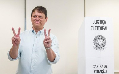 Tarcísio diz estar confiante na vitória de Flávio após votar em São Paulo