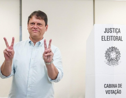 Tarcísio diz estar confiante na vitória de Flávio após votar em São Paulo