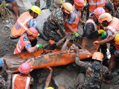 Sobreviventes são resgatados após nove dias presos em túnel no Nepal e renovam esperança por novas vítimas