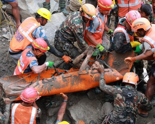 Sobreviventes são resgatados após nove dias presos em túnel no Nepal e renovam esperança por novas vítimas