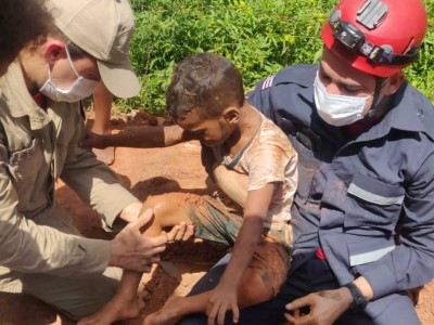 Menino é resgatado após cair em buraco de alicerce de construção em Timon, no MA