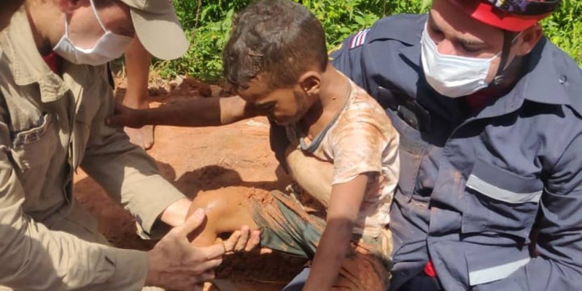Menino é resgatado após cair em buraco de alicerce de construção em Timon, no MA