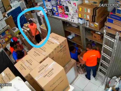 Câmeras de segurança internas mostram pessoas reféns de assaltantes dentro de loja em Caxias