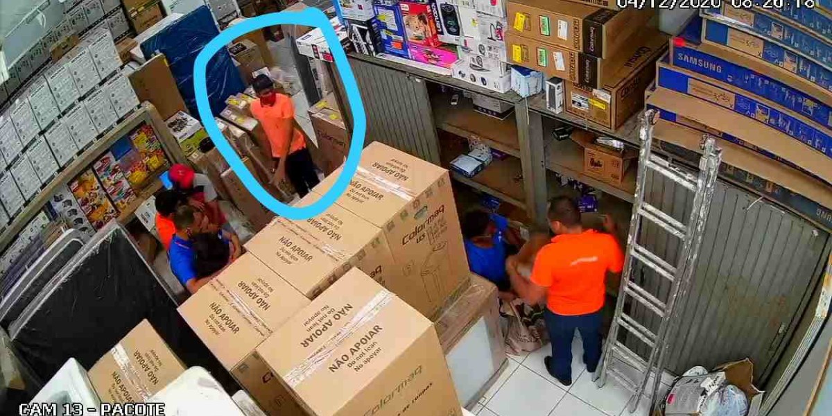 Câmeras de segurança internas mostram pessoas reféns de assaltantes dentro de loja em Caxias