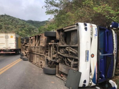 Ônibus tomba e deixa mortos na serra em Tianguá, no Ceará; são mais de 30 feridos