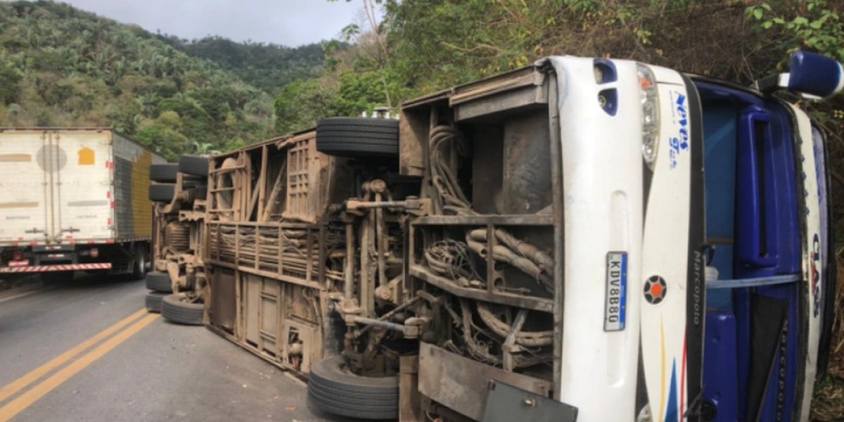 Ônibus tomba e deixa mortos na serra em Tianguá, no Ceará; são mais de 30 feridos
