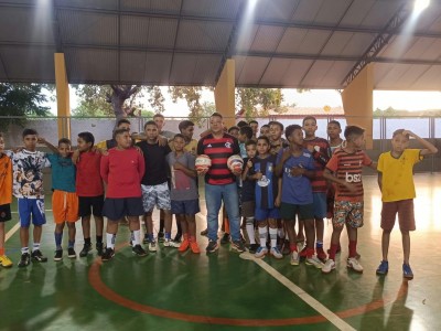 Apoio ao Esporte: Thiago Portela doa uniformes e bolas para times de futebol em Matões 