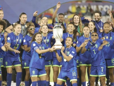 Câmara aprova fim de férias obrigatórias durante Copa Feminina de 2027