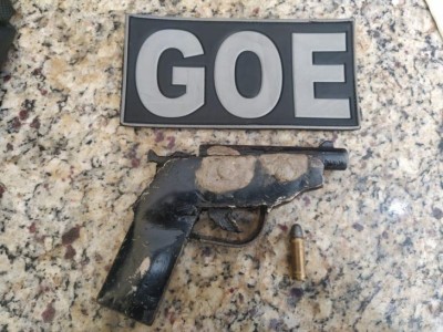 GOE apreende adolescente com arma de fogo no bairro Pirajá