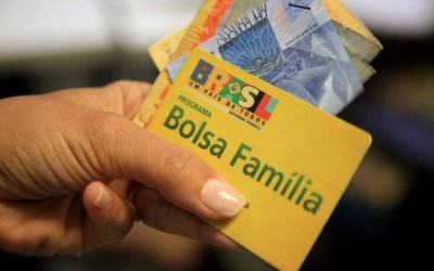 A 17 dias do 1º turno das eleições, Lula anuncia reajuste no Bolsa Família