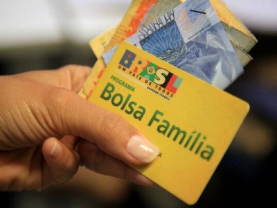 A 17 dias do 1º turno das eleições, Lula anuncia reajuste no Bolsa Família
