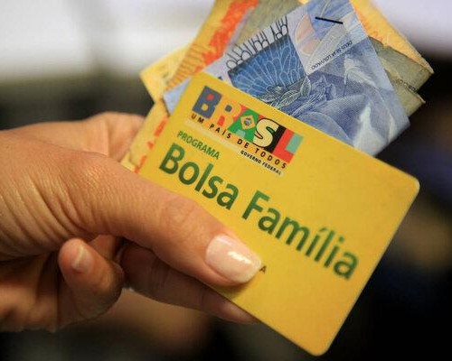 A 17 dias do 1º turno das eleições, Lula anuncia reajuste no Bolsa Família