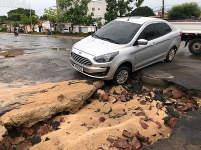 Jovem tem carro danificado após cair em buraco no centro de Timon