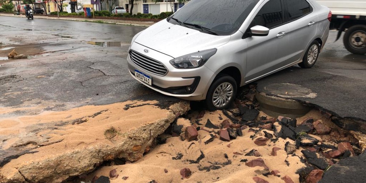 Jovem tem carro danificado após cair em buraco no centro de Timon