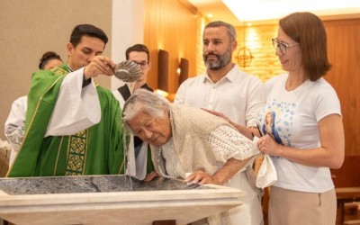 Aos 101 anos, idosa é batizada pela 1ª vez na Igreja Católica no interior de SP