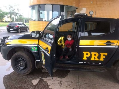 Garoto de 4 anos realiza sonho de entrar em uma viatura PRF e tirar foto em Peritoró