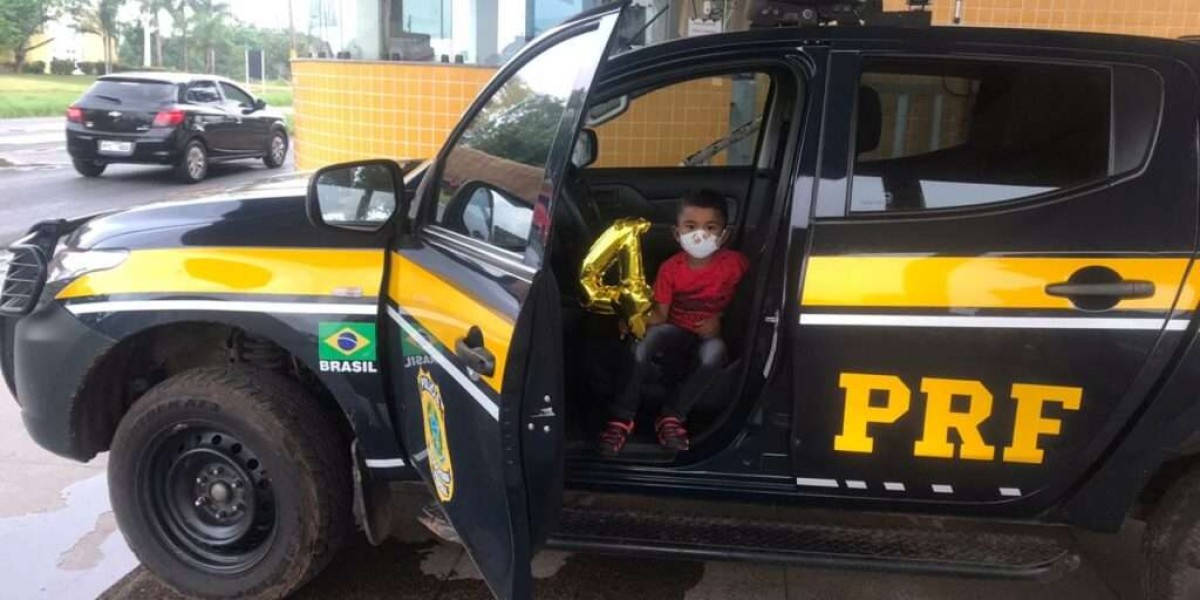 Garoto de 4 anos realiza sonho de entrar em uma viatura PRF e tirar foto em Peritoró