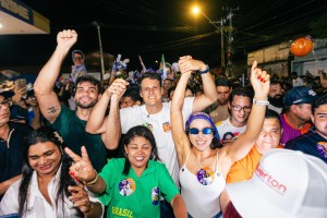 Caxias: Multidão toma as ruas durante arrastão liderado por Orleans Brandão e lideranças locais