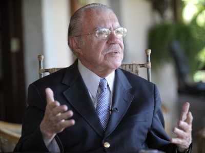Sarney recebe alta de hospital após queda em casa e quadro de isquemia cerebral