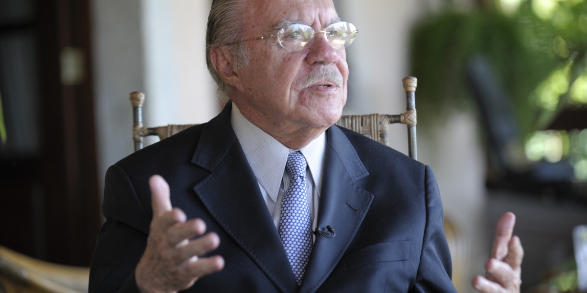 Sarney recebe alta de hospital após queda em casa e quadro de isquemia cerebral