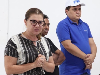 Em parceria com o Governo do Estado, Cláudia Coutinho entrega carrinhos do Programa Minha Renda, em Caxias 