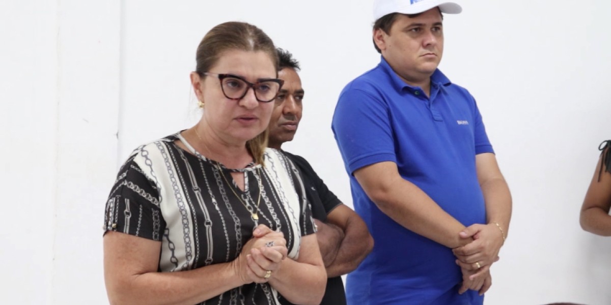 Em parceria com o Governo do Estado, Cláudia Coutinho entrega carrinhos do Programa Minha Renda, em Caxias 