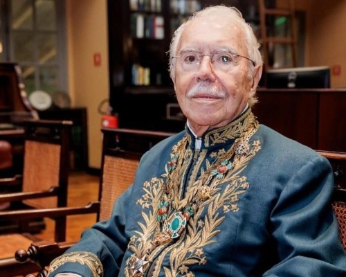 José Sarney recebe alta hospitalar após tratamento de pneumonia em São Luís