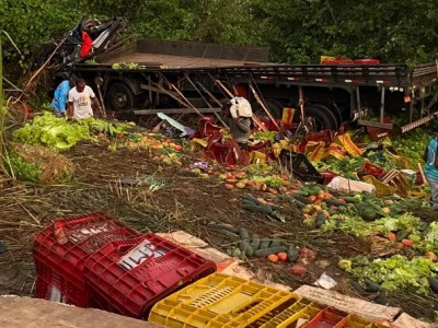 Motorista de caminhão morre preso as ferragens e carga é saqueada entre Bacabal e Alto Alegre do Maranhão