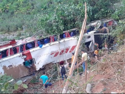 Ônibus com mais de 30 ocupantes cai em abismo na BR-316