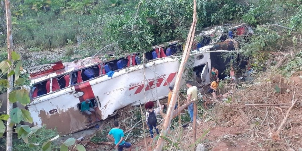 Ônibus com mais de 30 ocupantes cai em abismo na BR-316