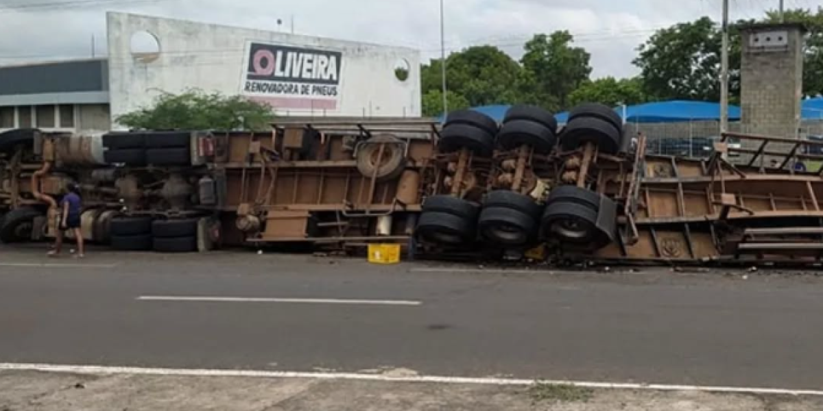 Carreta tomba na BR 316 em Timon e carga de cerveja é saqueada