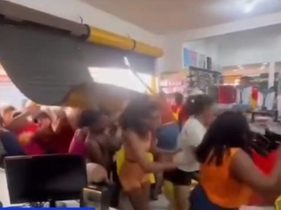 População  arrombam portão de loja durante inauguração, em Codó e levam mercadorias 