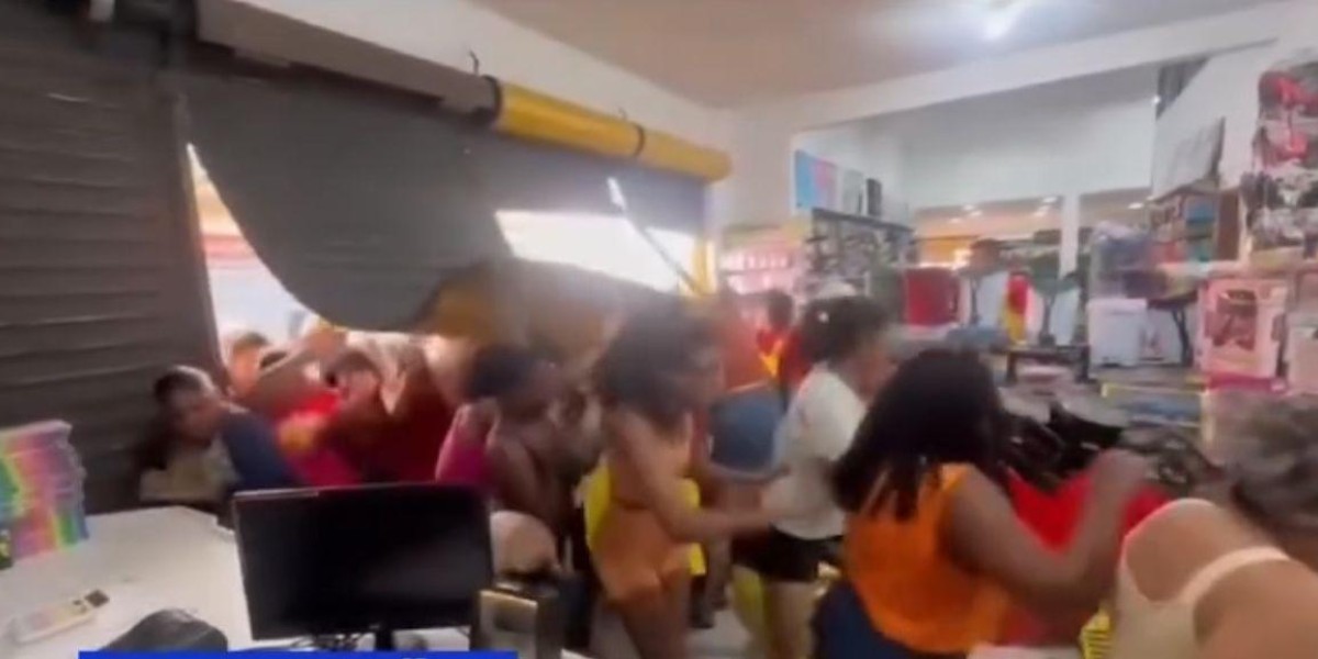 População  arrombam portão de loja durante inauguração, em Codó e levam mercadorias 