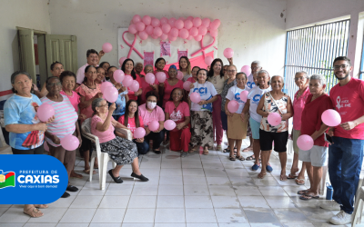 Idosos aprendem como prevenir o câncer de mama durante ação da Campanha Outubro Rosa