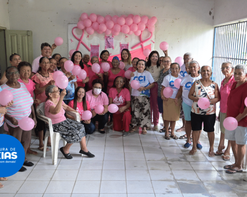 Idosos aprendem como prevenir o câncer de mama durante ação da Campanha Outubro Rosa
