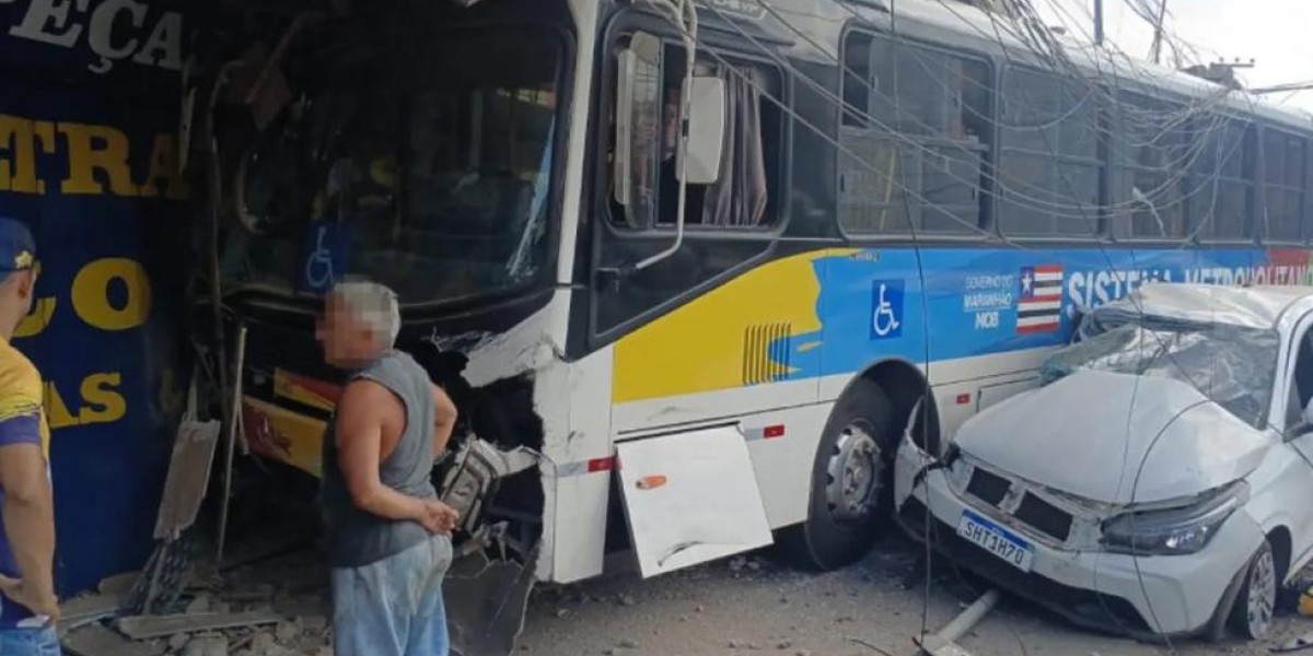 Carro invade cruzamento e colide com ônibus em São Luís