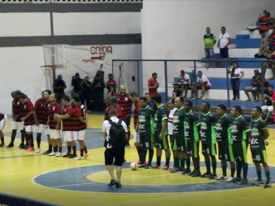 Atletas se reúnem para o encerramento do Futebol Solidário em Caxias