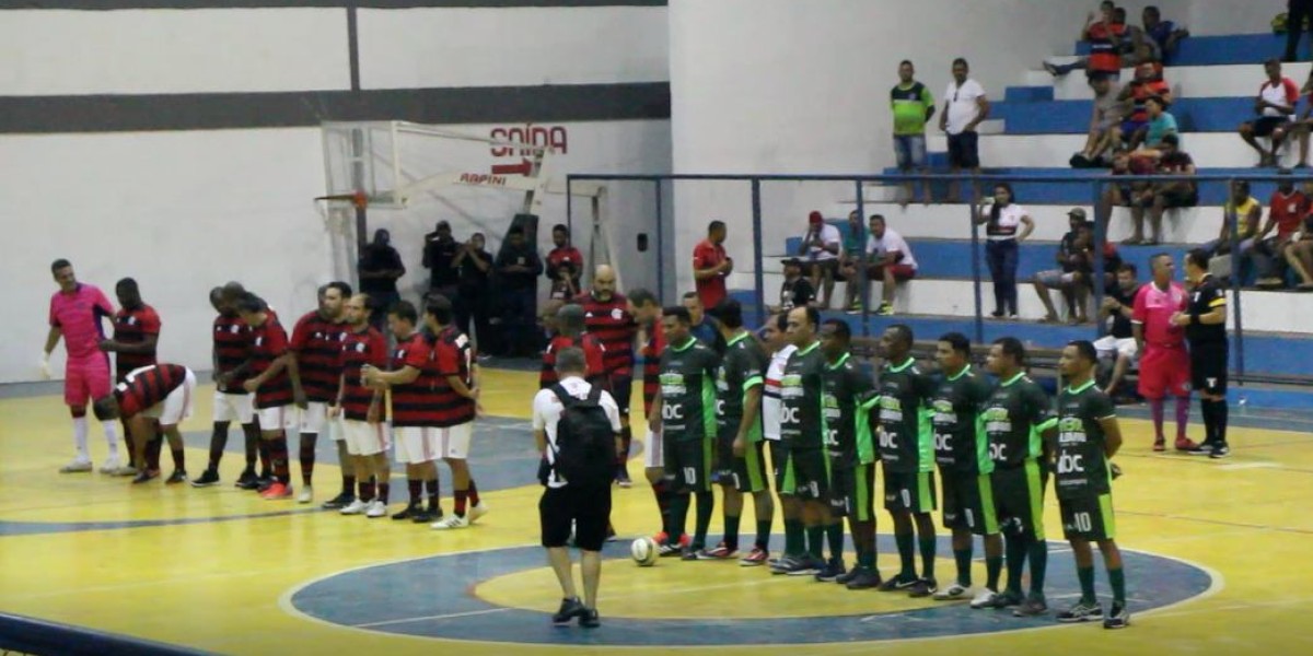 Atletas se reúnem para o encerramento do Futebol Solidário em Caxias