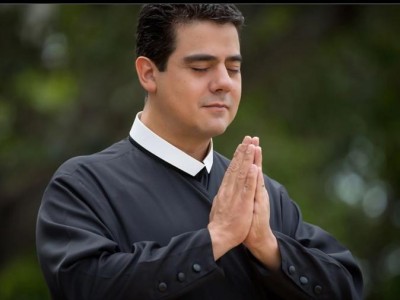 Áudios mostram padre Robson discutindo suposta propina a desembargadores.