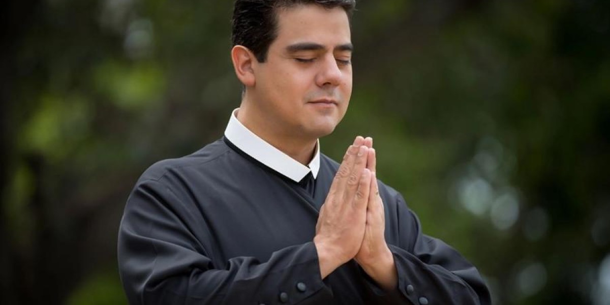 Áudios mostram padre Robson discutindo suposta propina a desembargadores.