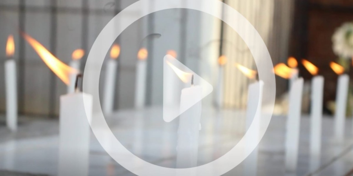 Familiares visitam túmulos de parentes e amigos no dia de finados em Caxias