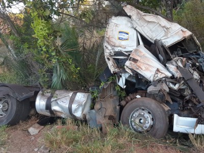 Carreta sai de pista na BR-316, em Caxias