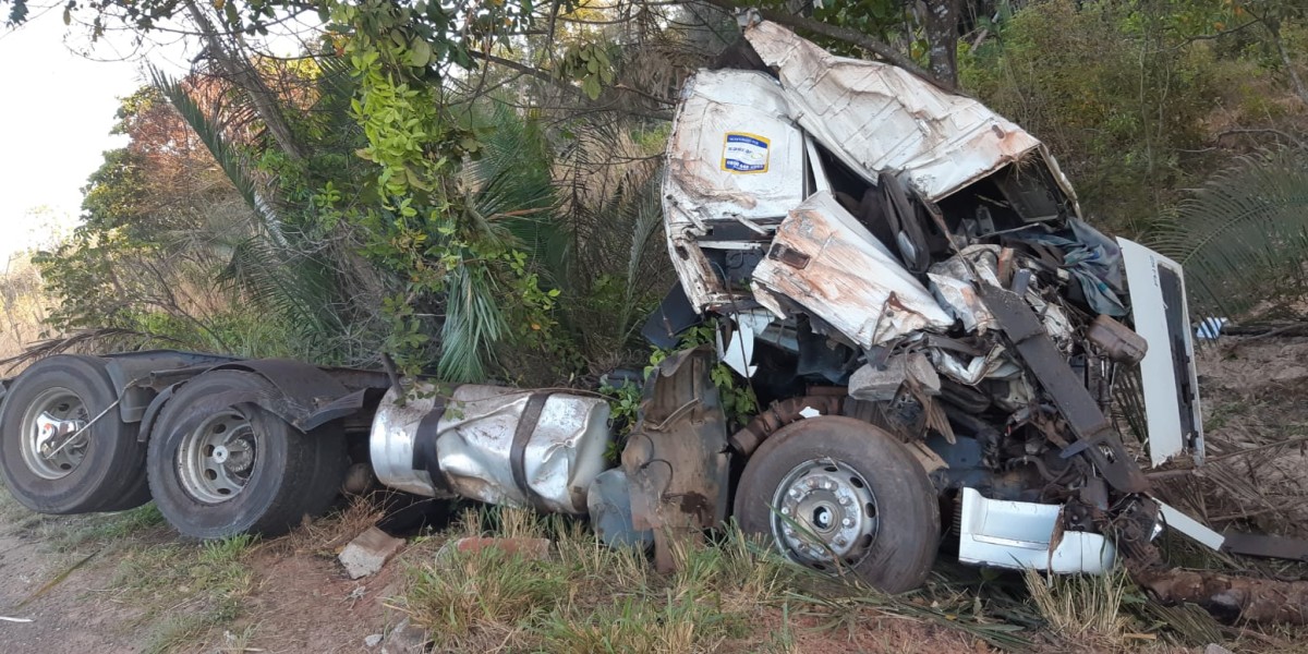 Carreta sai de pista na BR-316, em Caxias
