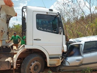 Homem  morre em colisão frontal entre carro e caçamba na zona rural de Timon